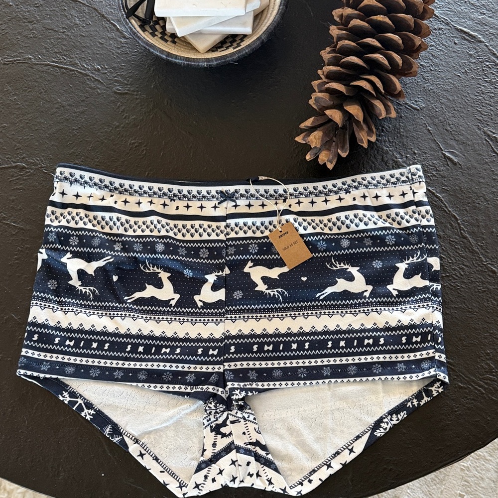 NWT! SKIMS Navy/Cream Festive Reindeer Patterned Women's PJ shorts. Size XL.